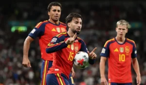España venció a Inglaterra 3-2 en Wembley por la Nations League Álex Baena, que apareció en la puerta del área y sacó un derechazo espectacular, pegado al palo de Trafford, para marcar el 2-2.