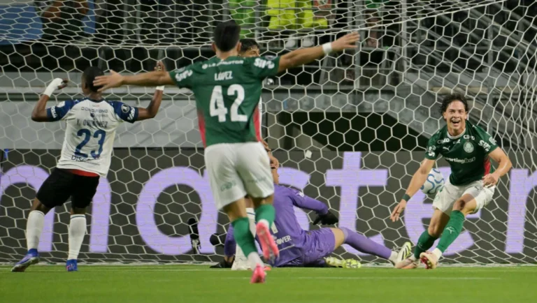Agustín Giay marca el gol de Palmeiras ante Liga de Quito
