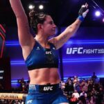 Ailín Pérez celebra su triunfo en el octágono de la UFC