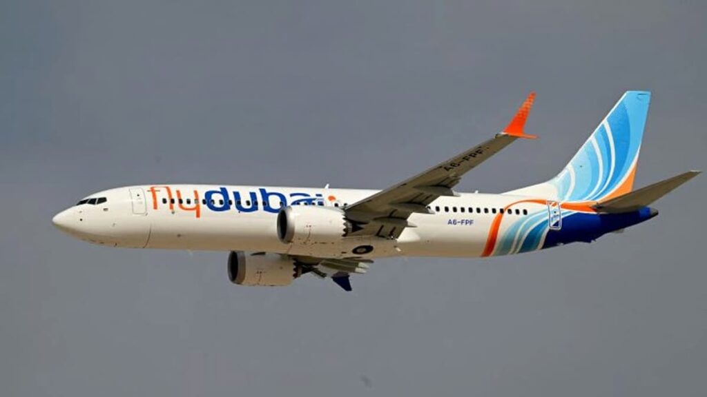 Avión comercial en pleno vuelo de ruta internacional
