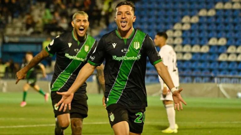 Banfield y Deportivo Riestra durante el partido por la Copa Argentina
