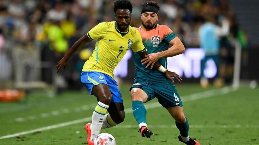 Disputa de balón en el encuentro entre Brasil y Australia