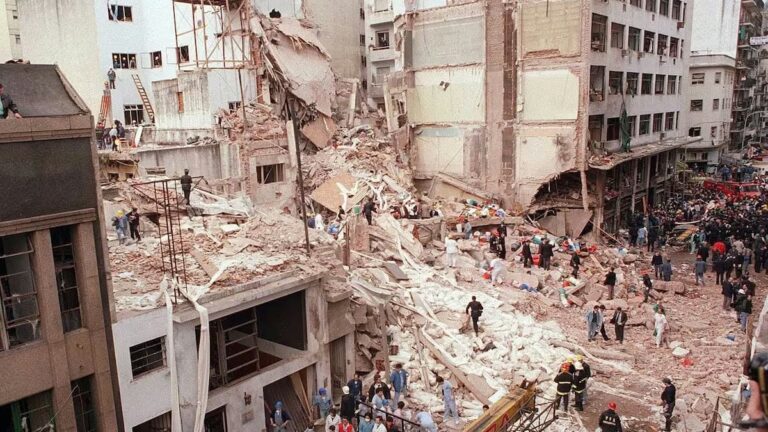 Edificio de la AMIA durante la investigación judicial por el atentado