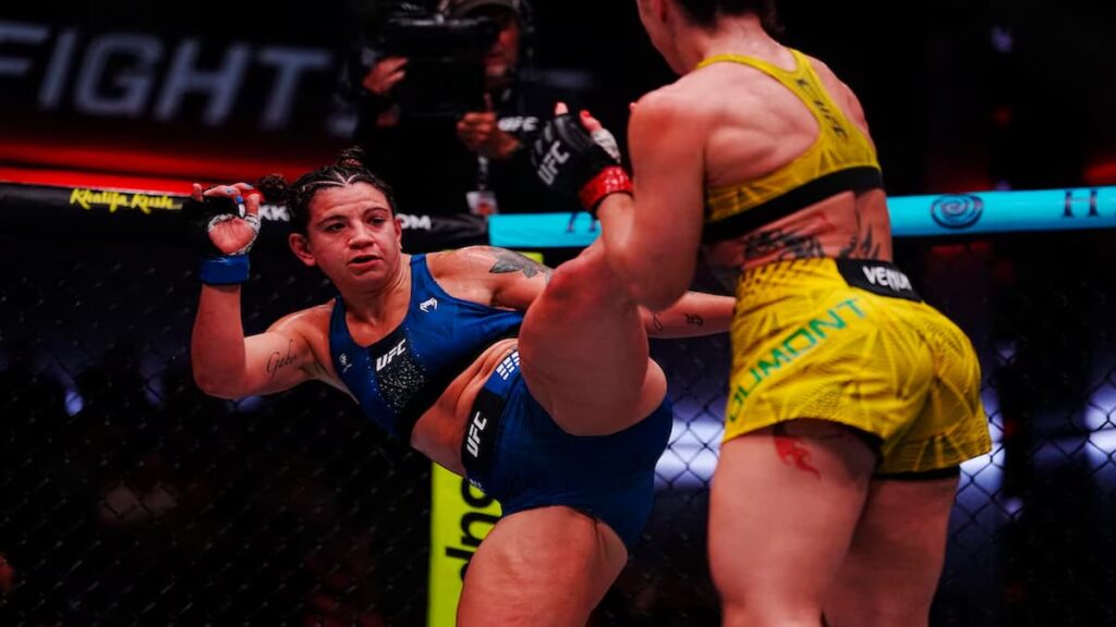 Acción de combate dentro del octágono de la UFC
