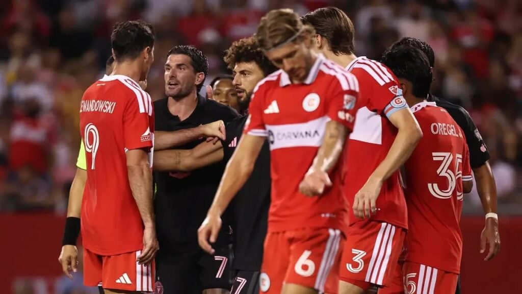Rodrigo De Paul y Robert Lewandowski durante el cruce en la MLS
