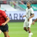 Acción de juego entre futbolistas de Ecuador y Corea del Sur