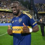 Enner Valencia celebra uno de sus goles para Boca frente a Racing