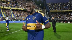 Enner Valencia celebra uno de sus goles para Boca frente a Racing