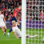 Erling Haaland festeja su gol para Noruega ante Dinamarca