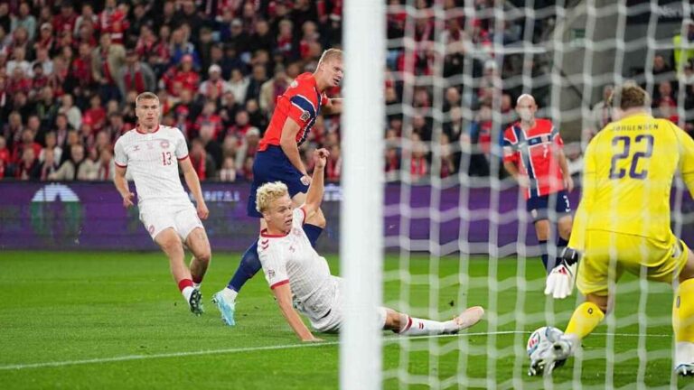 Erling Haaland festeja su gol para Noruega ante Dinamarca