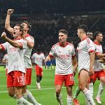 Jugadores de Benfica celebran un gol frente a Milan