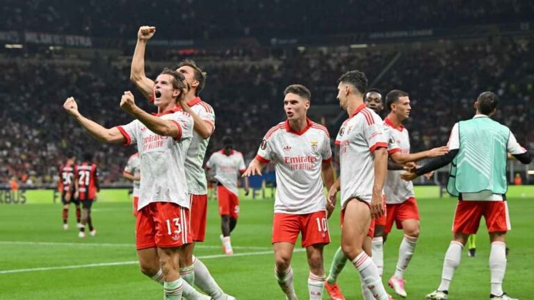 Jugadores de Benfica celebran un gol frente a Milan