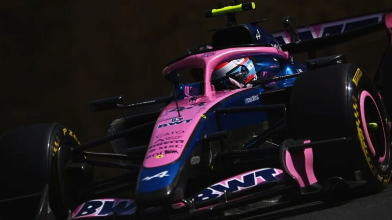 Franco Colapinto junto a su monoplaza en el GP de Azerbaiyán