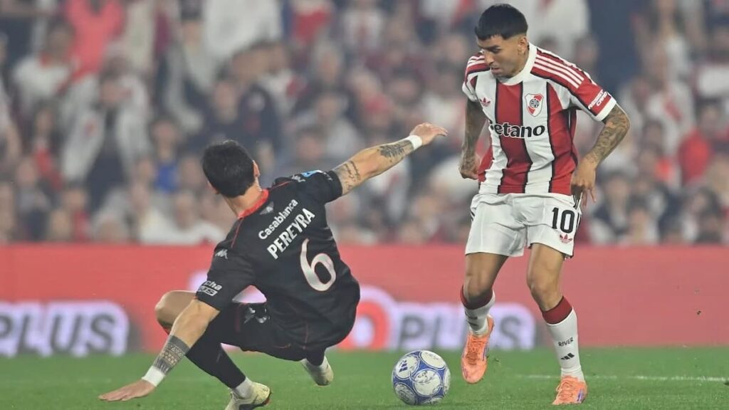 Huracán celebra el triunfo 2-1 ante River en el Monumental