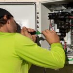 Electricista trabajando en una instalación profesional