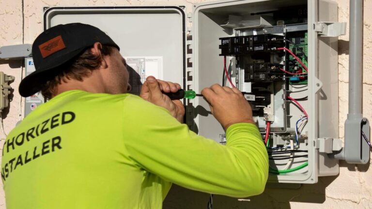 Electricista trabajando en una instalación profesional