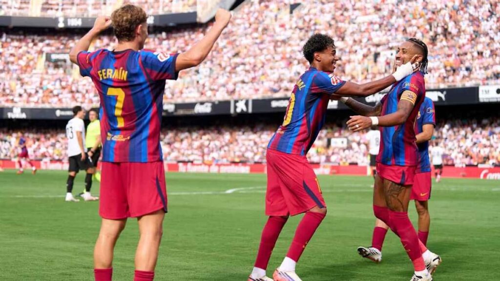 Lamine Yamal celebra uno de sus goles ante Valencia