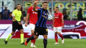 Inter remontó ante Napoli, ganó 3-2 con un doblete de Lautaro y es líder Lautaro Martínez celebra la remontada de Inter ante Napoli