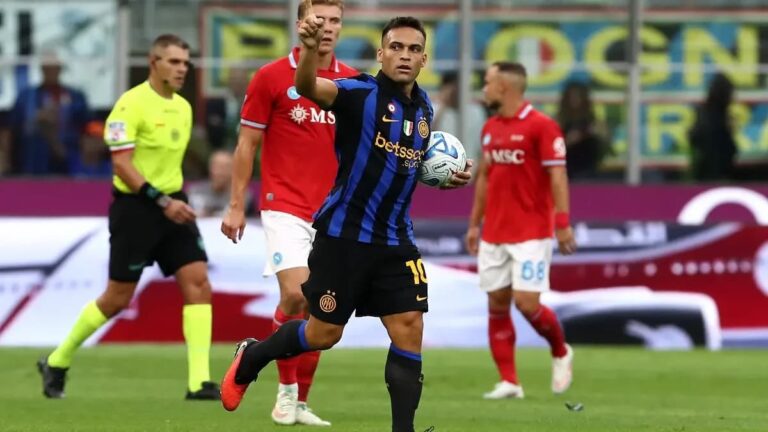 Lautaro Martínez celebra la remontada de Inter ante Napoli
