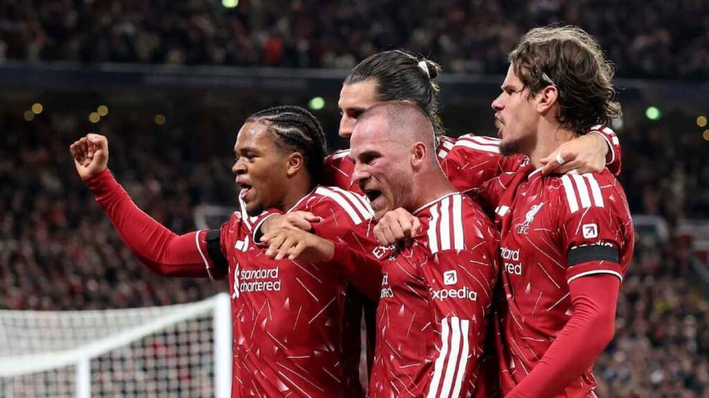 Mac Allister remata para marcar el segundo gol de Liverpool