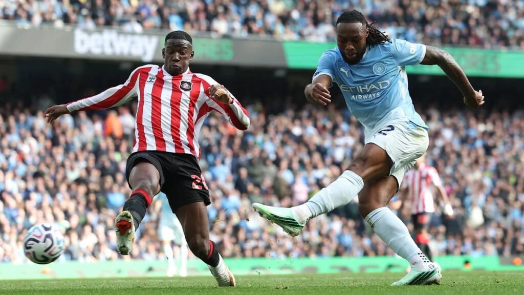 Jugadores del Manchester City disputando un encuentro en el Etihad Stadium