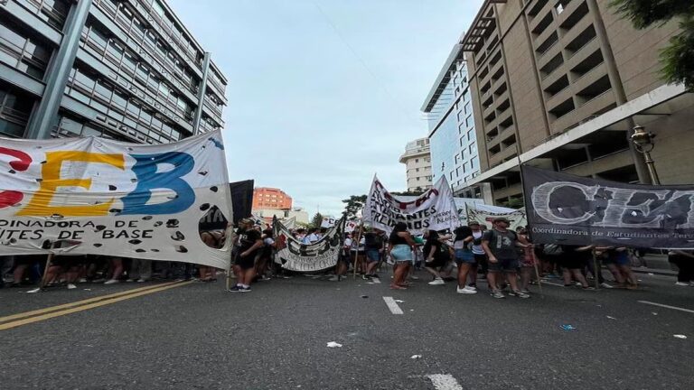 Estudiantes se movilizan en La Plata por los 50 años de La Noche de los Lápices