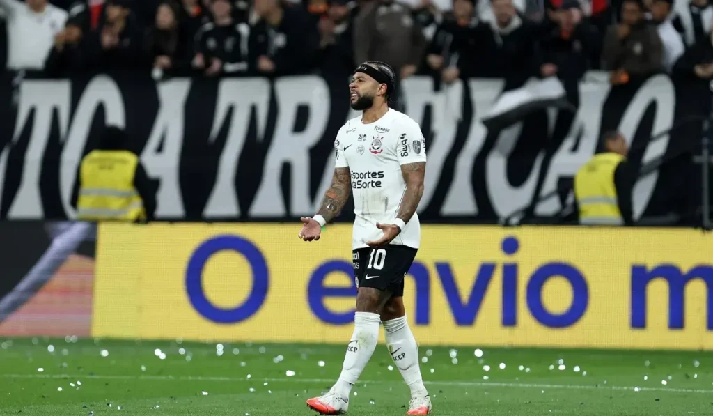 Memphis Depay ejecutó el penal de Corinthians