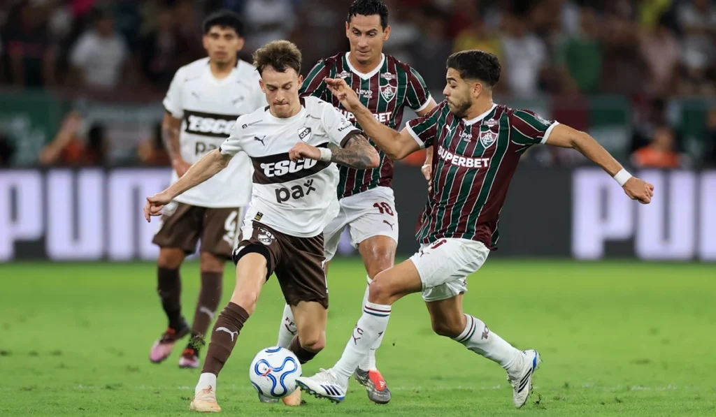 Platense buscó el descuento ante Fluminense en el segundo tiempo