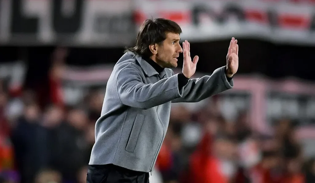 Leonardo Ponzio dirige a River desde el área técnica