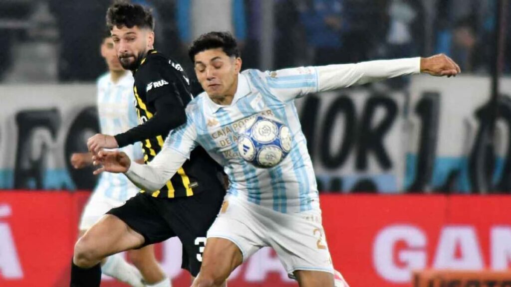 Racing y Atlético Tucumán disputan el partido en el Cilindro