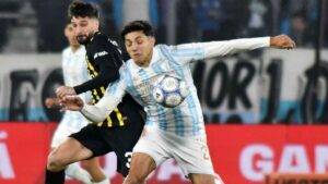 Atlético Tucumán golpeó sobre el final y Racing lleva siete partidos sin ganar Racing y Atlético Tucumán disputan el partido en el Cilindro
