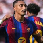 Raphinha celebra el tercer gol de Barcelona ante Valencia