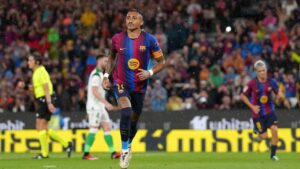 Barcelona goleó 7-2 a Racing de Santander y mantuvo su paso perfecto Raphinha marcó tres goles para Barcelona