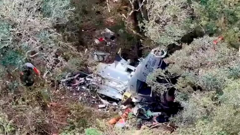 Restos del helicóptero encontrados en una zona serrana de Santa Catarina