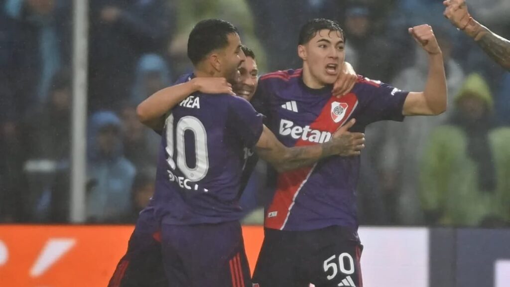 River venció a Atlético Tucumán sobre el final y alcanzó los 13 puntos