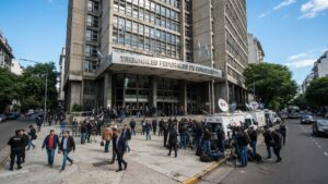 Corrupción en la Armada Argentina: Defensa impulsa la destitución de militares implicados en el desvío de fondos salariales Fachada de los Tribunales de Comodoro Py en Buenos Aires