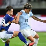 Disputa de balón durante el encuentro entre Uruguay y Japón