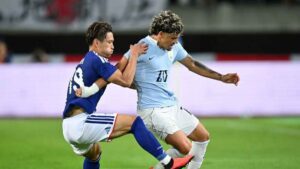 Disputa de balón durante el encuentro entre Uruguay y Japón