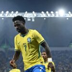 Vinicius Jr. en acción durante el partido de la Selección de Brasil