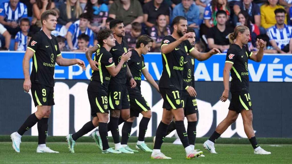 Cristian Romero celebra con Julián Álvarez