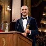 Abel Pintos sostiene su distinción dorada en la entrega de premios