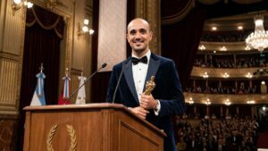 Abel Pintos sostiene su distinción dorada en la entrega de premios