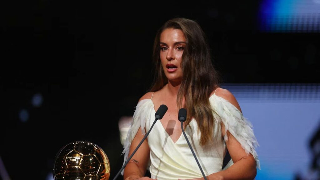 Alexia Putellas con el Balón de Oro femenino 2026