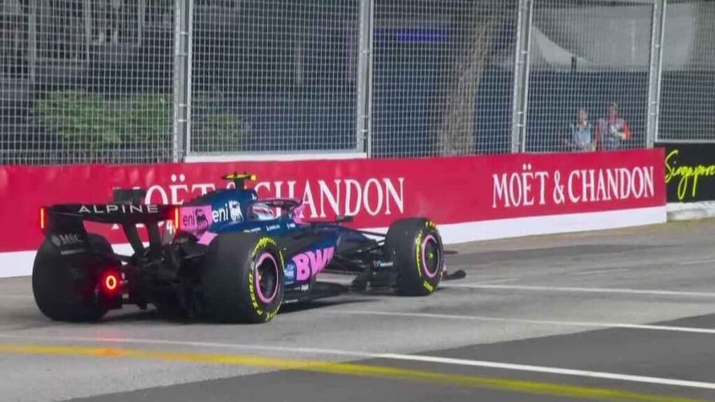 El monoplaza A526 de Alpine en la pista de Singapur