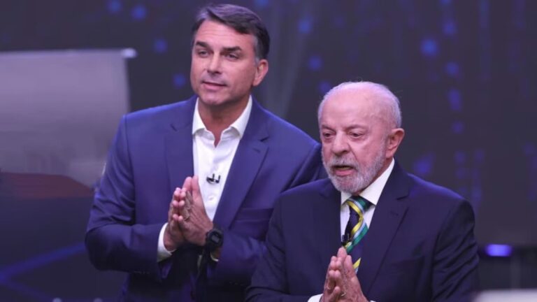 Lula da Silva y Flávio Bolsonaro en el debate presidencial antes del balotaje en Brasil