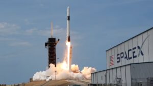 Elon Musk prevé donar acciones de SpaceX a 73 millones de niños Despegue de un cohete de la empresa aeroespacial SpaceX