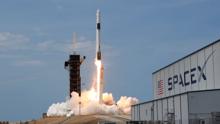 Despegue de un cohete de la empresa aeroespacial SpaceX