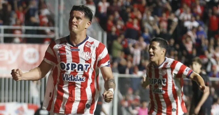 Cristian Tarragona festeja el gol del empate de Unión ante Estudiantes
