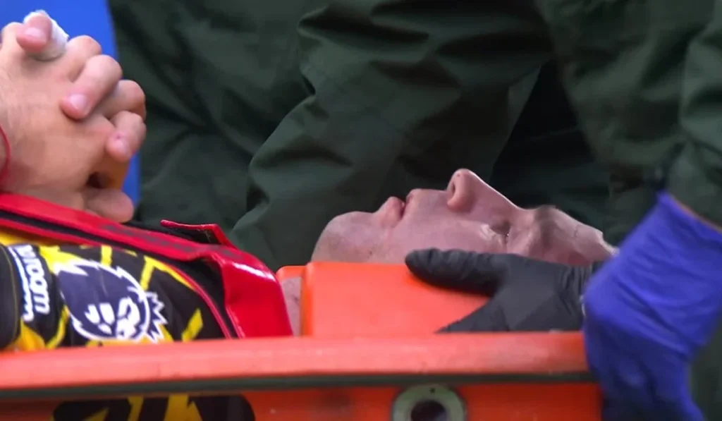 Asistencia médica a Dibu Martínez en el campo de juego tras el choque
