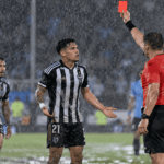 El árbitro muestra la tarjeta roja a Alan Franco en el Estadio Centenario[cite